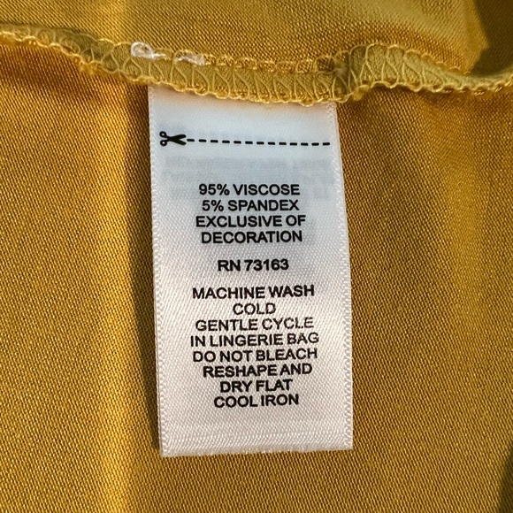 Cable & Gauge Gold Sleeveless Blouse - Picture 3 of 4